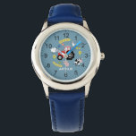 Montre Garçons adorable ferme animal et tracteur & nom En<br><div class="desc">Cette jolie montre pour enfants moderne dispose d'un motif de dessin animé animal de ferme, avec un tracteur, des vaches, des cochons, des moutons, des poulets et des fleurs, et peut être personnalisée avec votre nom de garçon. Avec des chiffres clairs et faciles à lire, cette "première" montre est idéale...</div>