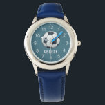 Montre Garçons Blue Sports Football Football Enfants<br><div class="desc">Cette petite montre mignonne et moderne met en vedette un ballon de football (football),  avec un arrière - plan bleu. La montre peut être personnalisée avec votre nom de garçon,  et des chiffres clairs,  le cadeau parfait pour tout amateur de sport.</div>
