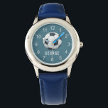 Montre Garçons Blue Sports Football Football Enfants<br><div class="desc">Cette petite montre mignonne et moderne met en vedette un ballon de football (football), avec un arrière - plan bleu. La montre peut être personnalisée avec votre nom de garçon, et des chiffres clairs, le cadeau parfait pour tout amateur de sport.</div>