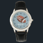 Montre Garçons Très Sportifs Football Enfants<br><div class="desc">Cette petite montre mignonne et moderne est équipée d'un football américain,  avec un arrière - plan bleu. La montre sportive peut être personnalisée avec votre nom de garçon,  et des numéros clairs,  le cadeau parfait pour tout amateur de sport ou de rugby.</div>