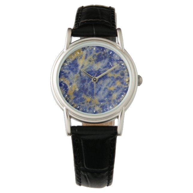 Montre Gros plan sur une sodalite bleue (devant)