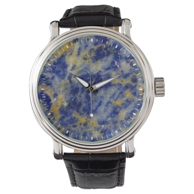 Montre Gros plan sur une sodalite bleue (devant)