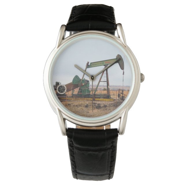Montre Grosse valet verte dans un champ pétrolifère (devant)