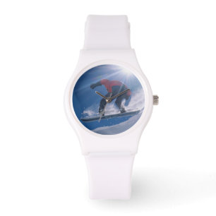 Montre Homme sautant d'une grande corniche en snowboard