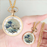 Montre Japon vintage, Grande vague au large de Kanagawa k<br><div class="desc">NECKLACE WATCH (日 /Japon) : Les designers regardent avec l'art japonais célèbre de l'Antiquité - "Grande vague au large de Kanagawa" l'une des représentations les plus pittoresques du Japon. De l'histoire : "Katsushika Hokusai La Grande Vague de Kanagawa (1830) La Grande Vague de Kanagawa, aussi connue sous le nom de...</div>