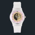 Montre Jolie bague de Mariage Diamond avec photo rose<br><div class="desc">Cette élégante montre personnalisée a un look bague en diamant mariage. La bande d'or forme un cercle avec des numéros d'horloge argent autour de l'extérieur, le "12" remplacé par l'image d'un diamant. Tout se distingue audacieusement sur un arrière - plan rose (voir les variations de couleur sous "Mariages" dans notre...</div>