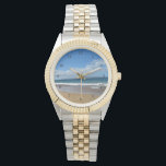 Montre Jolie Ocean Tide Beach Waves Photo<br><div class="desc">Cette belle montre de bracelet amoureux de l'océan est parfaite pour des vacances d'été sur la côte. De petites vagues bleues s'enroulent sur une magnifique plage sous de jolis nuages. J'adore les vacances balnéaires.</div>