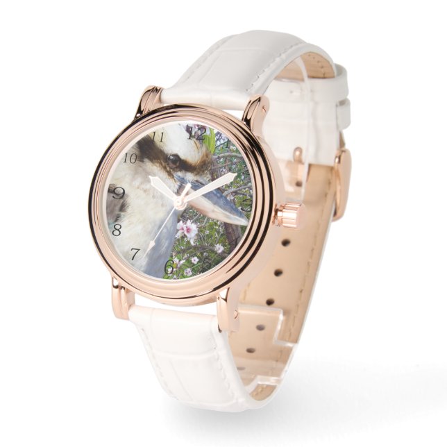 Montre Kookaburra à côté d'un arbre en fleurs, (Angle)
