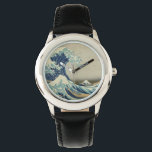 Montre La Grande Vague au large de Kanagawa<br><div class="desc">The Great Wave Watch The Great Wave off Kanagawa, aussi connu sous le nom de The Great Wave ou simplement The Wave, est une gravure en bois de l'artiste japonais Katsushika Hokusai. Exemple de l'art ukiyo-e, il a été publié entre 1830 et 1833 comme le premier dans la série de...</div>