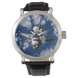 Montre La navette spatiale au-dessus de la terre