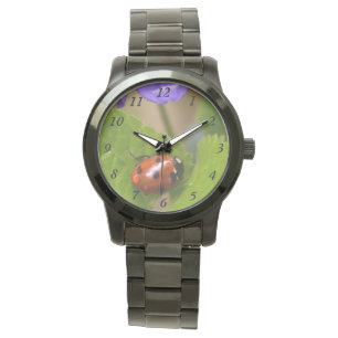 Montre Ladybug sur les fleurs de violet doux
