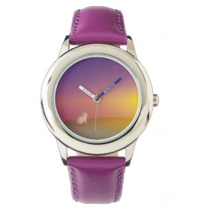 Montre Lapin blanc mignon sur Grassy Hill au lever du sol