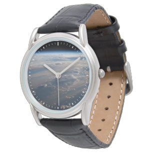 Montre Le lever Du Soleil Coule De Longues Ombres Sur La
