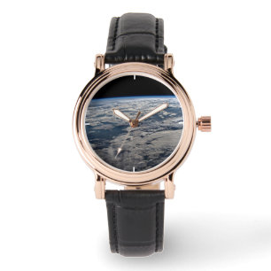 Montre Le membre de la Terre au-dessus d'une Australie oc