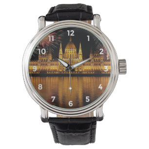 Montre Le Parlement Hongrie de Budapest avec des feux