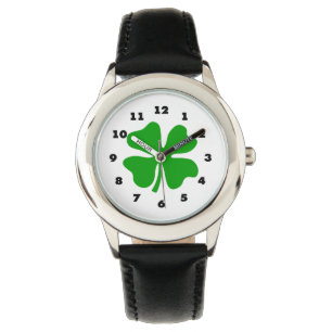 Montre Les enfants observent avec quatre le shamrock vert