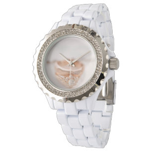 Montre Les femmes regardent avec une bague fiançailles