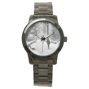 Montre Les gens dans le parc pendant la journée d'hiver