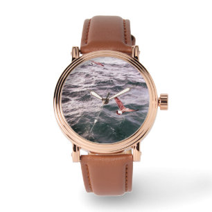 MONTRE LES SEAGULLES QUI VOLENT AU-DESSUS DES VAGUES DE M