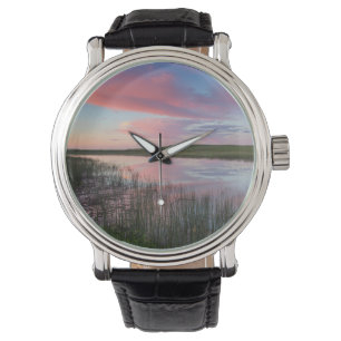 Montre L'étang de la prairie reflète les nuages brillants