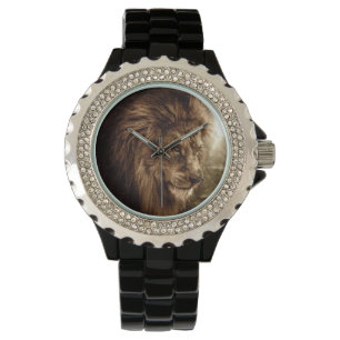 Montre Lion contre ciel orageux