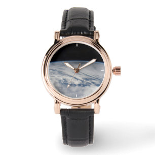 Montre L'Ombre De La Lune S'Étend Sur Le Pacifique Nord. 