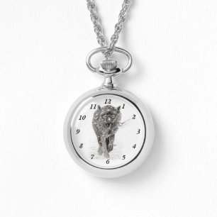 Montre Loup noir en colère dans la neige, hiver sauvage