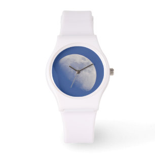 Montre Lune brillante dans le ciel bleu