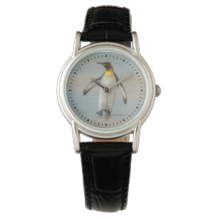 Montre Manchot empereur marchant sur la plage