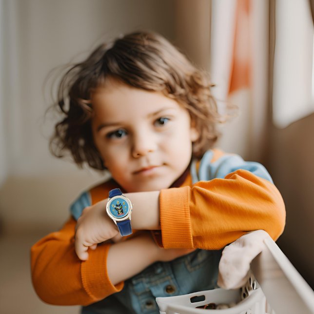 Montre Maneki Neko Lucky Poilue Watch (A boy shows a Maneki Neko Lucky Poilue Watch. )