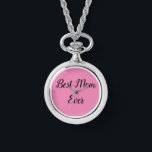Montre Meilleure maman jamais texte rose<br><div class="desc">"Best Mom Ever" élégamment emblaqué dans une police vibrante se distingue par son arrière - plan rose doux,  offrant un hommage sincère aux matriarches les plus chères dans un design à la fois audacieux et affectueux.</div>