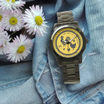 Montre Mère du Monogramme initial des poulets<br><div class="desc">Montre-bracelet pour poulets pour "mère de poulets". Poules noires, poussins et silhouettes de coq et deux modèles. Arrière - plan d'or jaune avec bordure de lignes amusantes. Le texte est simple, l'impression en noir avec une seule initiale pour son nom. Le texte "Mère des poulets" est courbé autour du haut....</div>