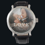 Montre Modern Love conquiert tous les Mariage Photo Scrip<br><div class="desc">Montre photo moderne chic avec écriture manuscrite et lecture de typographie moderne : "L'amour conquiert tout 'avec vos noms et date mariages personnalisés. Personnalisez avec votre photo et vos informations préférées. Grand cadeau pour les jeunes mariés ou la Saint-Valentin !</div>