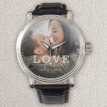 Montre Modern Love conquiert tous les Mariage Photo Scrip<br><div class="desc">Montre photo moderne chic avec écriture manuscrite et lecture de typographie moderne : "L'amour conquiert tout 'avec vos noms et date mariages personnalisés. Personnalisez avec votre photo et vos informations préférées. Grand cadeau pour les jeunes mariés ou la Saint-Valentin !</div>