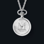 Montre Monogramme et nom de la servante d'accueil personn<br><div class="desc">Ajoutez une touche personnelle à votre mariage avec le monogramme et le cadeau de nom personnalisé de la femme de ménage. Ce design présente le nom de la femme de ménage personnalisée avec titre et date mariage en gris et monogramme en gris clair comme arrière - plan, dans le style...</div>