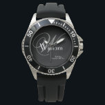 Montre Monogramme gris cadran noir Classique témoin Sport<br><div class="desc">Honorez votre témoin avec cette montre en acier inoxydable robuste dotée d'un cadran noir audacieux et d'une face gris foncé. Le design met en valeur un monogramme gris clair élégant aux côtés de "Témoin" et de la date du mariage dans une police masculine et épurée, accentué par un prénom blanc...</div>