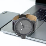 Montre Monogramme gris moderne minimaliste<br><div class="desc">Ce design moderne comporte des initiales typographiques et un nom pour une sensation minimaliste qui peut être facilement personnalisée.</div>