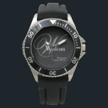 Montre Monogramme gris Nom blanc Classique robuste Garçon<br><div class="desc">Honorez votre garçon d'honneur avec cette montre en acier inoxydable robuste dotée d'un cadran noir audacieux et d'une face gris foncé. Le design met en valeur un monogramme élégant gris clair ainsi que "Groomsman" et la date du mariage dans une police masculine, accentué par un prénom en blanc net pour...</div>