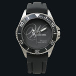 Montre Monogramme gris Nom blanc Classique robuste Garçon<br><div class="desc">Honorez votre garçon d'honneur avec cette montre en acier inoxydable robuste dotée d'un cadran noir audacieux et d'une face gris foncé. Le design met en valeur un monogramme élégant gris clair ainsi que "Groomsman" et la date du mariage dans une police masculine, accentué par un prénom en blanc net pour...</div>