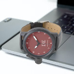 Montre Monogramme minimaliste moderne rouge foncé<br><div class="desc">Ce design moderne comporte des initiales typographiques et un nom pour une sensation minimaliste qui peut être facilement personnalisée.</div>