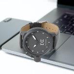 Montre Monogramme moderne minimaliste noir et blanc<br><div class="desc">Ce design moderne comporte des initiales typographiques et un nom pour une sensation minimaliste qui peut être facilement personnalisée.</div>