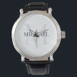 Montre Monogramme personnalisé et nom blanc<br><div class="desc">Monogramme et cadeaux de nom élégants personnalisés avec monogramme personnalisé dans le style de police serif classique avec boîte de nom au milieu du monogramme.</div>