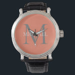 Montre Monogramme personnalisé et nom rose clair<br><div class="desc">Monogramme et cadeaux de nom élégants personnalisés avec monogramme personnalisé dans le style de police serif classique avec boîte de nom au milieu du monogramme.</div>