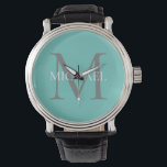 Montre Monogramme personnalisé et nom Turquoise clair<br><div class="desc">Monogramme et cadeaux de nom élégants personnalisés avec monogramme personnalisé dans le style de police serif classique avec boîte de nom au milieu du monogramme.</div>