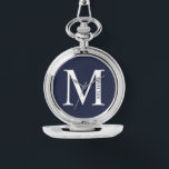 Montre Monogramme personnalisé et surveillance de poche d<br><div class="desc">Monogramme personnalisé et cadeau de nom caractéristiques monogramme personnalisé et nom dans le style de police serif classique. Parfait comme cadeaux de fête des pères pour papa,  cadeaux pour les groomsmen et pour toute occasion spéciale.</div>