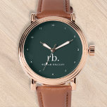 Montre Monogramme vert foncé élégant moderne minimaliste<br><div class="desc">Un monogramme minimaliste avec de grandes initiales typographiques dans une police classique avec votre nom ci-dessous sur un arrière - plan vert foncé. Le cadeau ou accessoire parfaitement personnalisé !</div>