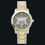 Montre Motif de camouflage vert Sheriff Badge Monogramme<br><div class="desc">Ce design motif de camo personnalisable a un badge de shérif en métal avec de l'espace pour ajouter votre monogramme / initiales ou autre texte. Le camouflage est dans les tons vert et marron. C'est un design génial pour une personne dans l'armée, un vétéran, une femme ou un homme dans...</div>