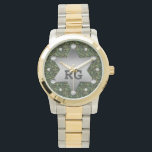 Montre Motif de camouflage vert Sheriff Badge Monogramme<br><div class="desc">Ce design motif de camo personnalisable a un badge de shérif en métal avec de l'espace pour ajouter votre monogramme / initiales ou autre texte. Le camouflage est dans les tons vert et marron. C'est un design génial pour une personne dans l'armée, un vétéran, une femme ou un homme dans...</div>