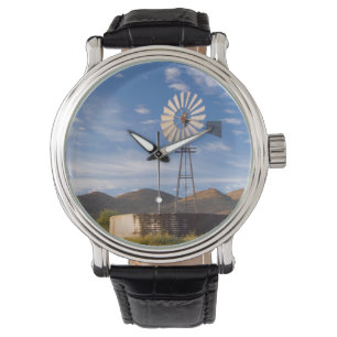 Montre Moulin à vent et barrage dans le Karoo au lever du