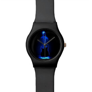 Montre noire mate avec la guitare brumeuse bleue